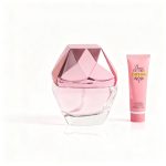 Parfum floral cu sticlă roz și cremă hidratantă.