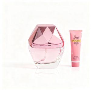 Parfum floral cu sticlă roz și cremă hidratantă.