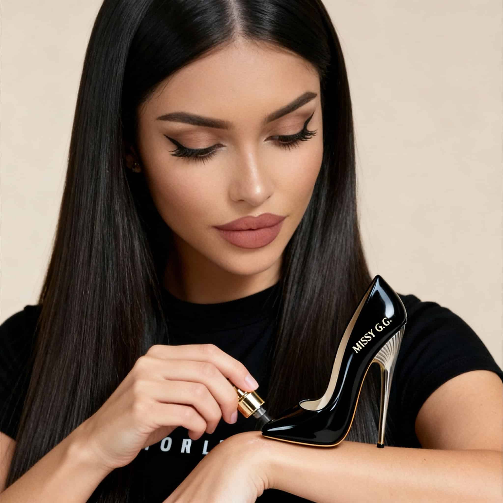 Setul Lux Missy GG Blue 2 Fotografie detaliată a unei tinere cu machiaj perfect, aplicând parfum pe încheietura mâinii, prezentând produse de înfrumusețare Seloria Cosmetic.