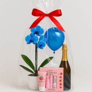 Cos cadou cu flori, șampanie și produse de înfrumusețare pentru ocazii speciale.