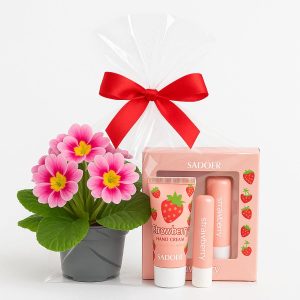 Descriere: Cremă de mâini și lip balm cu aromă de căpșuni, ideal pentru îngrijire și hidratare. Cadou perfect pentru iubitorii de frumusețe.