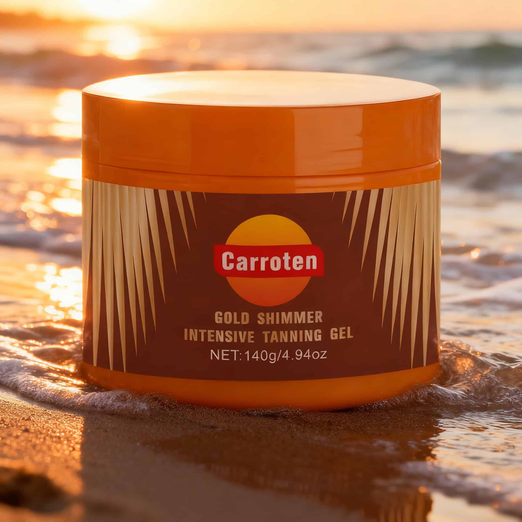 Pachet Special Carroten Golden Shimmer, Dublu Efect de iluminare, 140 g 2 Imagine cu gel de bronzat Carrotan, în ambalaj portocaliu, pe plajă, la apus, ideal pentru bronzare accelerată.