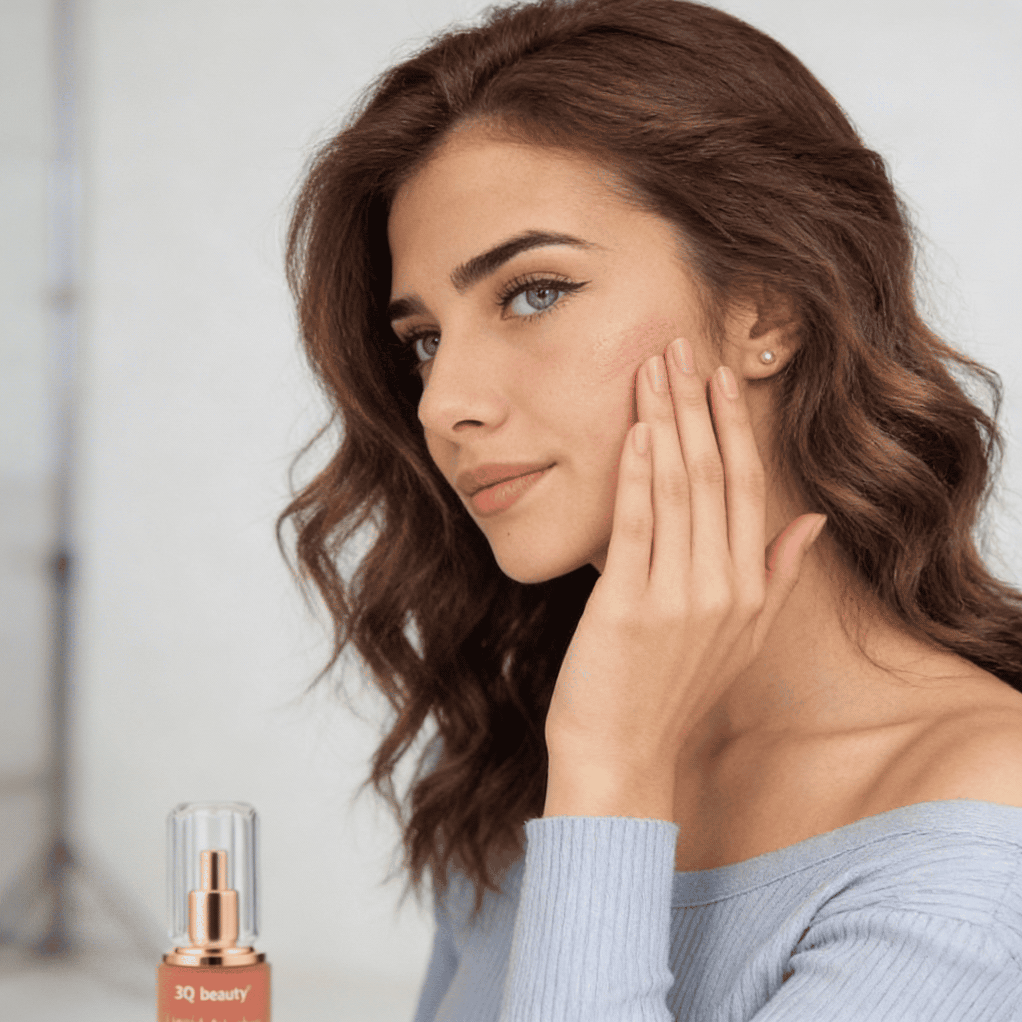 Blush Lichid 3Q Beauty, Strălucire Naturală, 25 g 5 Descriere: Tânără femeie cu aspect natural, aplicând o cremă de îngrijire a pielii, promovând cosmetice și tratamente de înfrumusețare de la Seloria.
