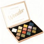 Paletă de farduri de ochi multicoloră, ideală pentru look-uri creative și elegant.