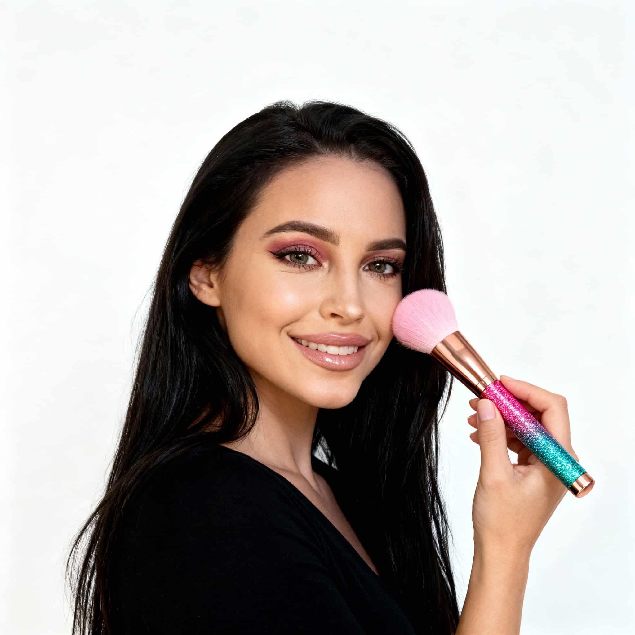 Pensulă profesională pentru machiaj, Rose Cosmetics 2 Femeie frumoasă aplicând machiaj cu pensulă roz-gălbuie și păr lung negru, promovând produse de înfrumusețare.