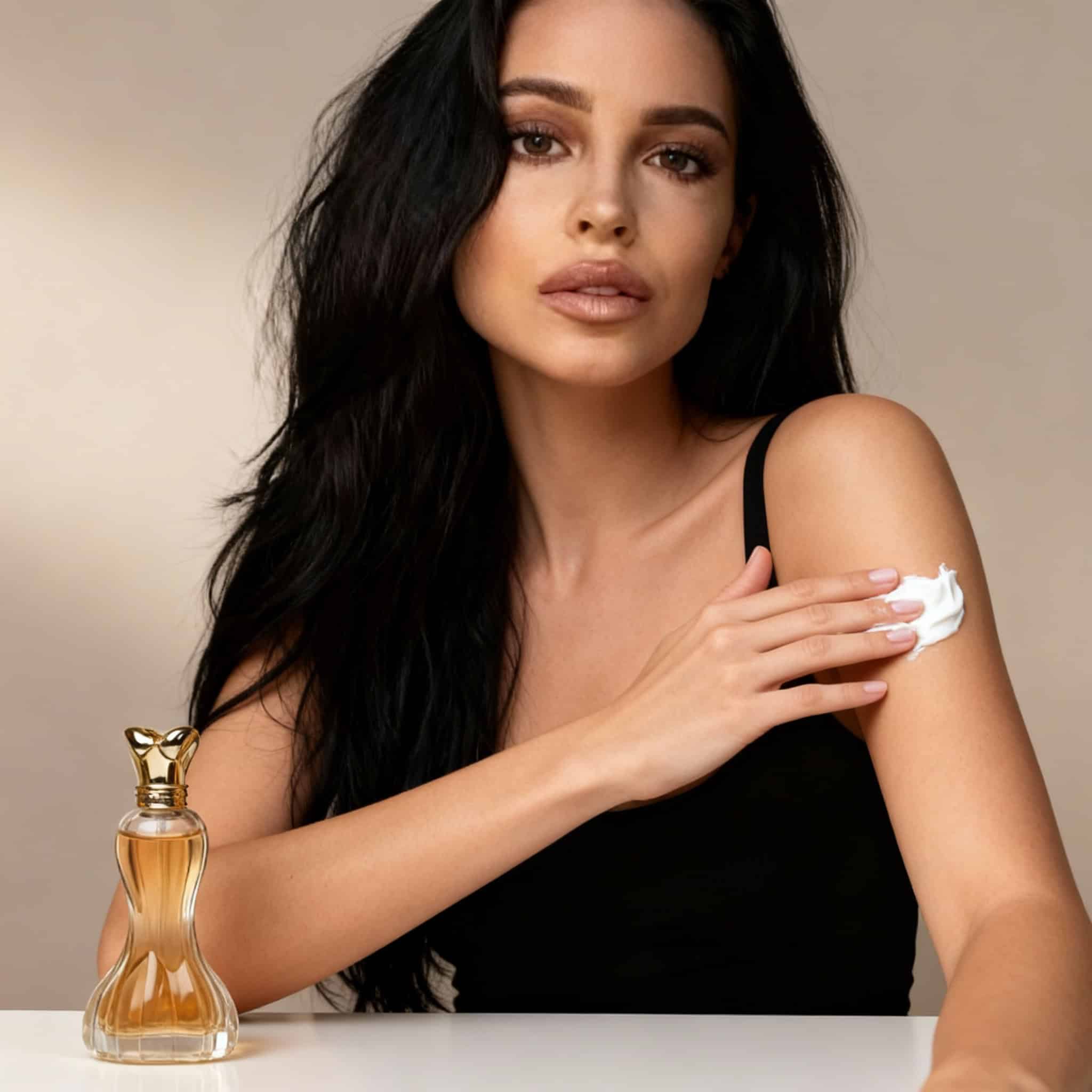 Set Luxury Parfum Si Crema Gold 2 Femeie aplicând cremă pe umăr, cosmetice de înaltă calitate.