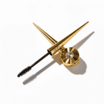 Alt text: Ruj și mascara de lux cu aspect auriu, accesorii elegante pentru machiaj sofisticat.